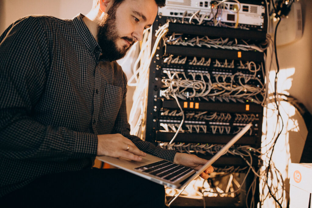 Técnico realizando manutenção em computador corporativo