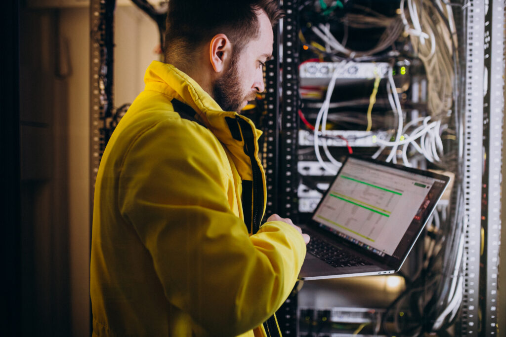 Profissional analisando dados e programação em ambiente corporativo